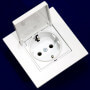 Електрична одинарна розетка с крышкой Gunsan Eqona біла, із заземленням (1401100100117) - в інтернет-магазині